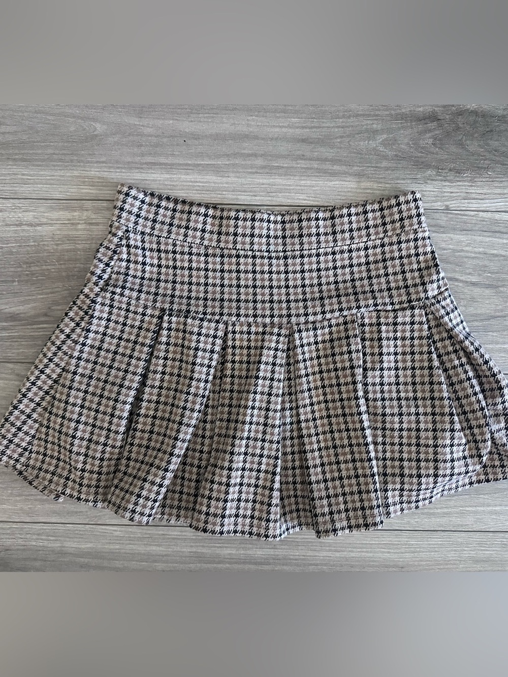 AE Black and Cream Houndstooth Pleated Mini Skirt